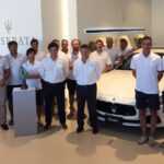 La tripulación del barco, junto a Enrique Lorenzana y Andrés Vidal, posan con el trofeo en las instalaciones del Concesionario