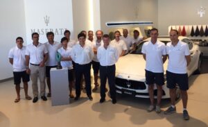 La tripulaci&oacute;n del barco, junto a Enrique Lorenzana y Andr&eacute;s Vidal, posan con el trofeo en las instalaciones del Concesionario