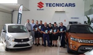 Los responsables de que este premio sea una realidad con una r&eacute;plica del galard&oacute;n.