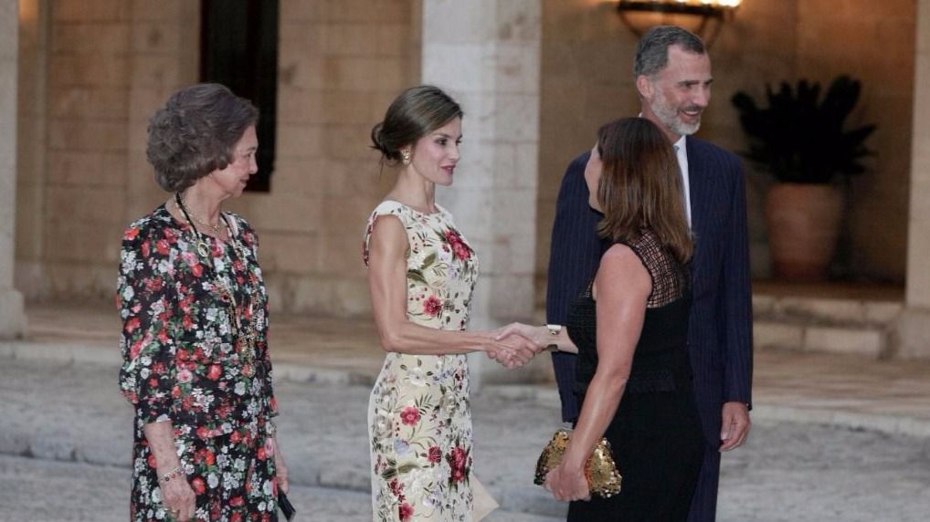 La presidenta del Govern saludando a Doña Letizia