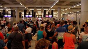 Las colas se suceden en los principales aeropuertos