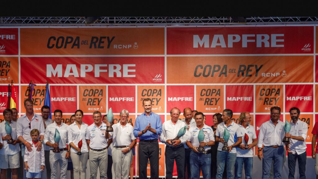 Armadores y patrones ganadores de la 36 Copa del Rey MAPFRE con Felipe VI