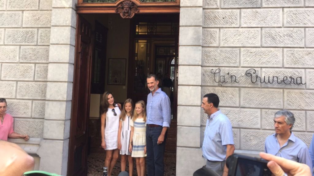 Los reyes y sus hijas en Can Prunera (Foto: @alexandropress)