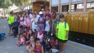 El grupo de ni&ntilde;os antes de subir al Tren de S&oacute;ller en la estaci&oacute;n de Palma
