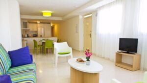 Las webs siguen ofertando alquileres vacacionales en edificios plurifamiliares