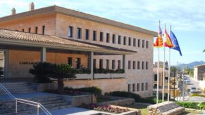 Sede del Ayuntamiento de Calv&iacute;a