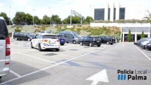 Los agentes comprueban que no haya nadie en la zona habilitada para taxis