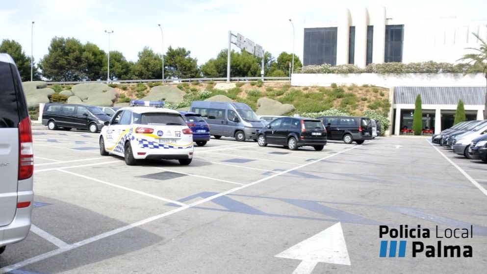 Los agentes comprueban que no haya nadie en la zona habilitada para taxis