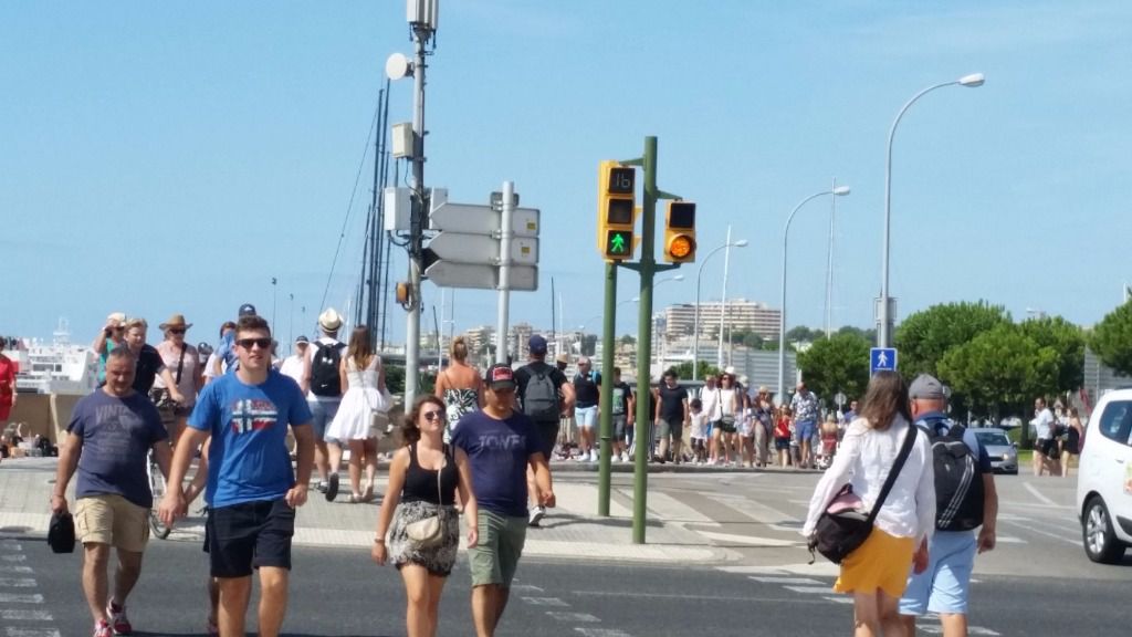 Los autobuses dejan a algunos cruceristas en el Moll Vell de Palma y a otros en Plaza de España