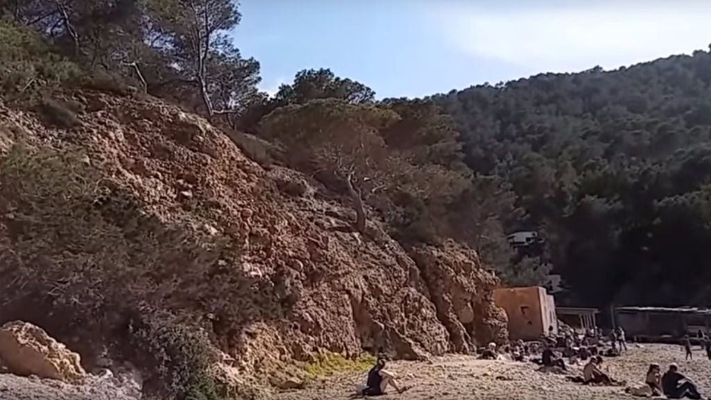 Benirrás es un lugar frecuentado para contemplar la puesta del sol