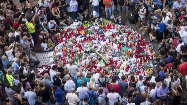 Cientos de ciudadanos se han acercado a Las Ramblas para dejar flores y velas encendidas