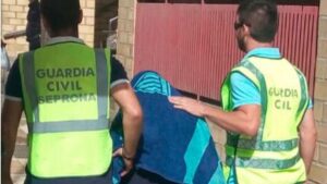 La Guardia Civil trasladando al detenido