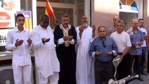 Se han reunido frente a una mezquita