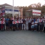 Asistentes a la manifestación con carteles reivindicativos