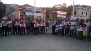 Asistentes a la manifestaci&oacute;n con carteles reivindicativos
