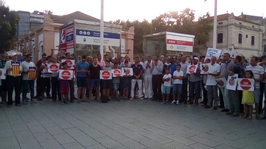 Asistentes a la manifestación con carteles reivindicativos