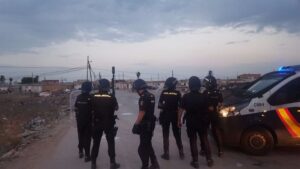 Imagen de la actuaci&oacute;n policial en el poblado