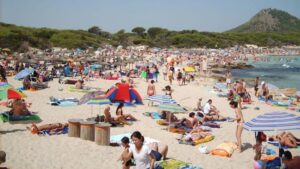 Playa llena de turistas