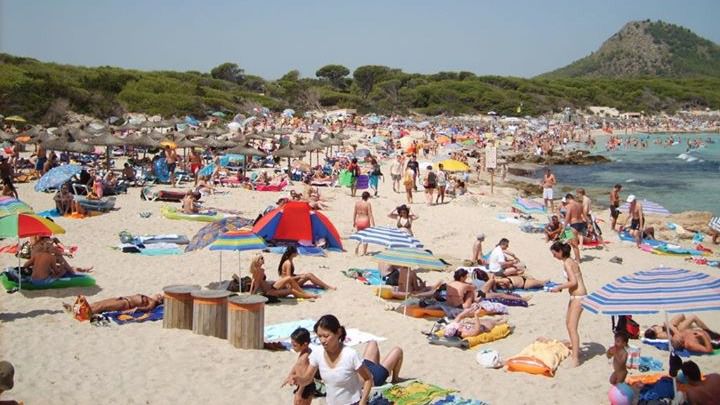 Playa llena de turistas
