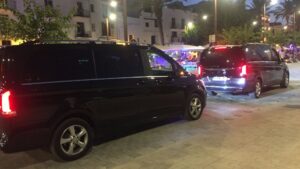 furgonetas negras en el puerto