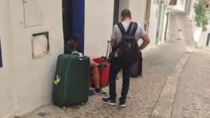 turistas maletas casa