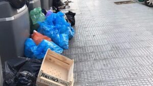 basuras fuera del contenedor