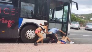 pelea conductor autocar