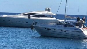 yate posidonia en el ancla