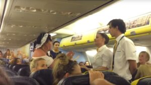 Personal de Ryanair expulsa a un grupo de alborotadores de un vuelo