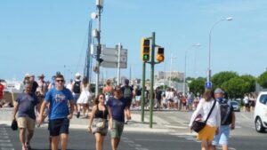 Los cruceristas llegando al Parc de la Mar