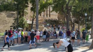 La plaza de la Seu reúne a miles de turistas al día