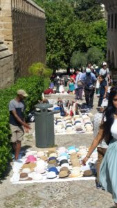 El 'Top manta' es habitual en la zona