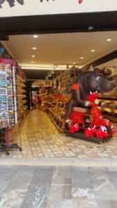 Comercios vacíos y calles llenas de gente