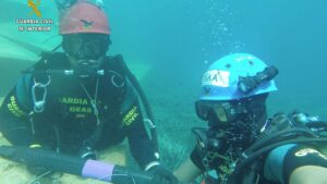 Imagen del fusil escondido en un hueco de la roca