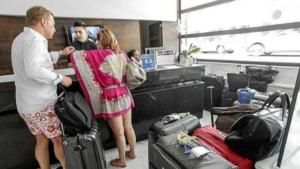 Turistas pagando en recepci&oacute;n del hotel la ecotasa