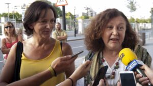 De la Concha (derecha) con Carolina Bescansa, uno de los apoyos de su candidatura