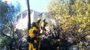 Los bomberos act&uacute;an junto a una casa