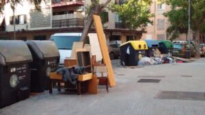 Basura y trastos se acumulan en una calle de Son Oliva