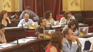 Diputados de M&eacute;s per Menorca muestran im&aacute;genes de urnas