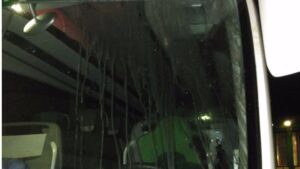 Luna delantera de uno de los autocares