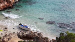 Imagen de la embarcaci&oacute;n hallada en el Cal&oacute; d'en Moro