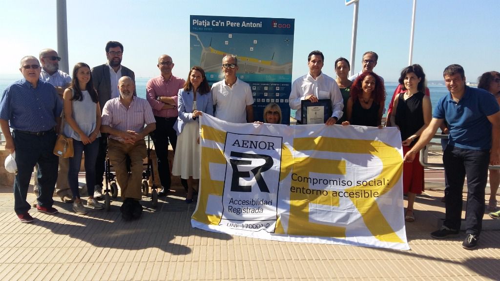 Imagen de la entrega del certificado de AENOR