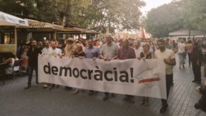 Imagen del inicio de la manifestaci&oacute;n con la pancarta de 'democracia'