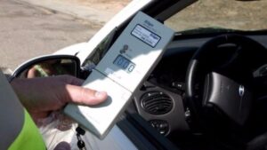 Los agentes le practicaron la prueba de alcoholemia