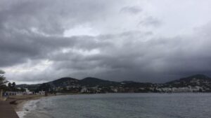 nubes tormenta chubasco playa den bossa