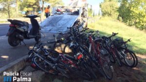 Imagen de las bicicletas y el ciclomotor