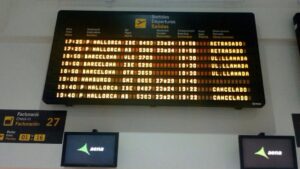 La pantalla notifica la cancelaci&oacute;n del vuelo