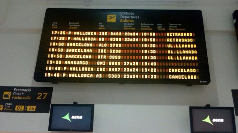 La pantalla notifica la cancelación del vuelo