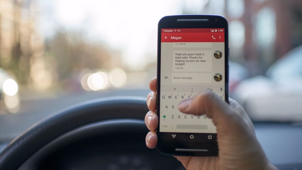 Hablar por teléfono es tónica habitual en el coche