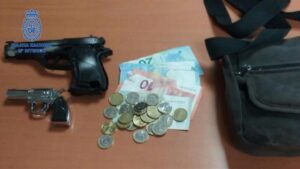 bot&iacute;n dinero pistola